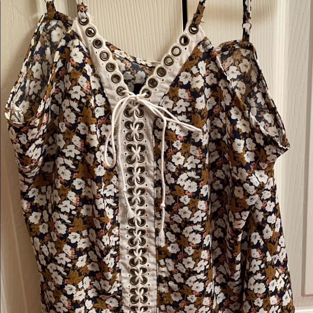 Floral top - Picture 2 of 3
